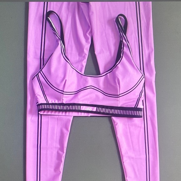 ALO Yoga Other - ALO Yoga Lilac/Purple Scoop-Back Sports Bra with Contrast Trim